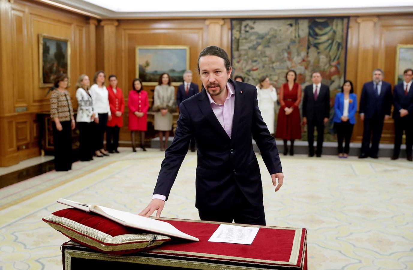 El nuevo vicepresidente de Derechos Sociales y Agenda 2030, Pablo Iglesias, promete su cargo ante el rey Felipe VI.