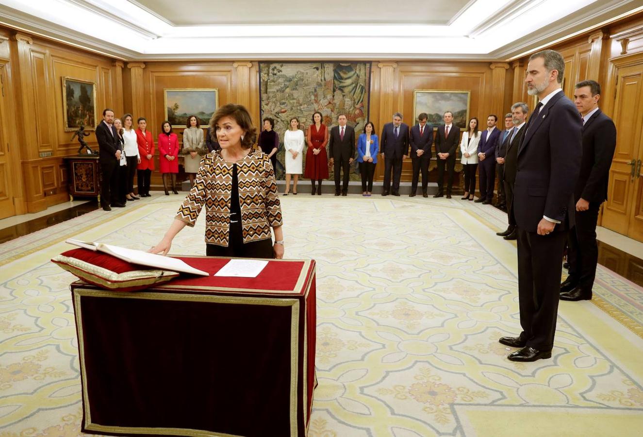 La vicepresidenta primera del Gobierno, ministra de Presidencia, Relaciones con las Cortes y Memoria Democrática, Carmen Calvo, promete su cargo ante el rey Felipe VI.