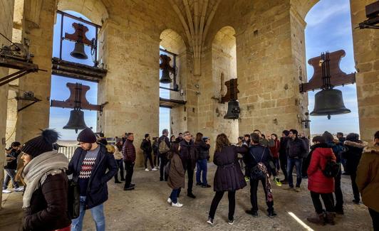 Turistas en una visita guiada a la torre de la Catedral de Segovia. El Norte
