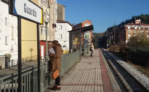 Algunos viajeros esperan la llegada del tren en Guardo. 