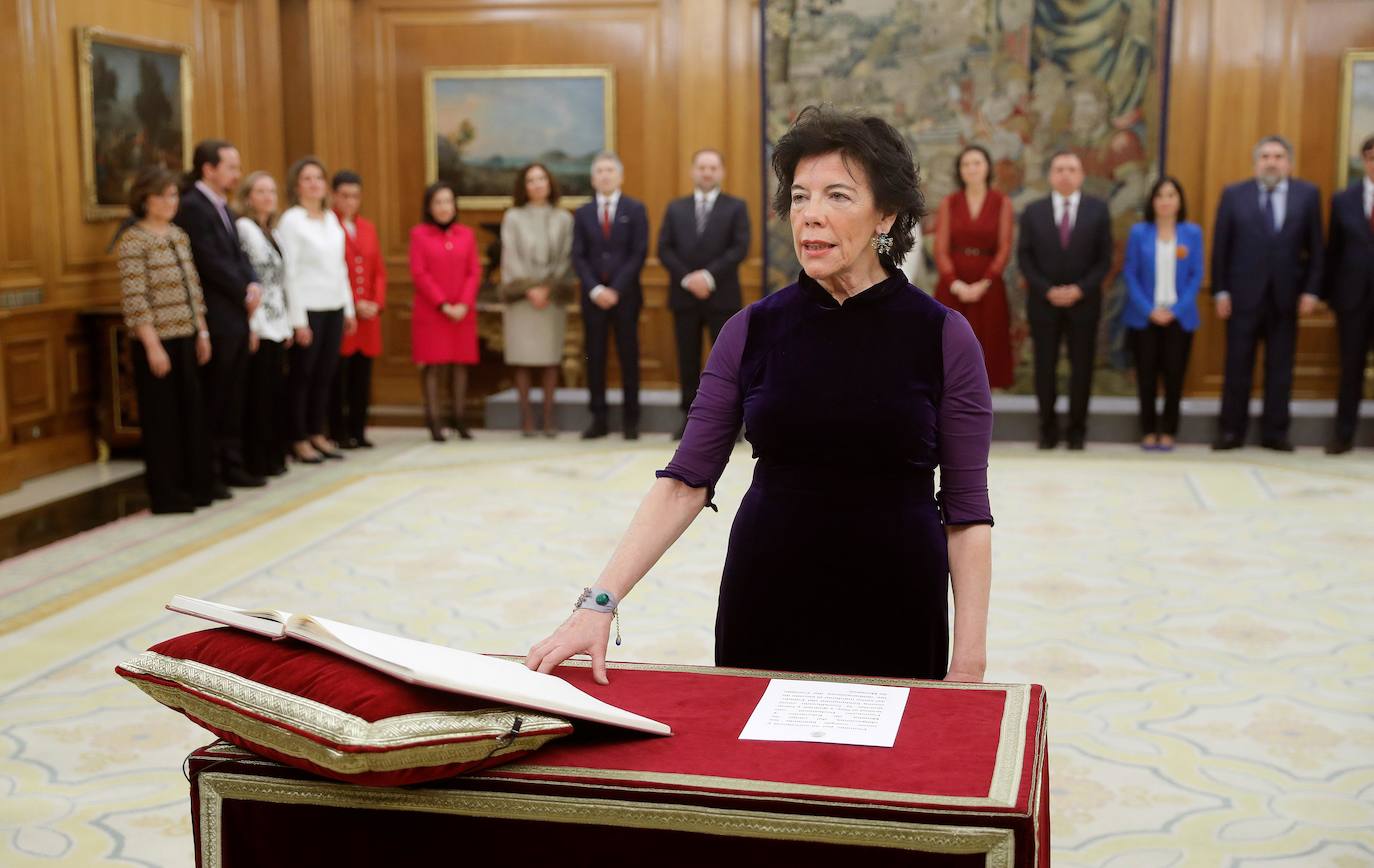 La nueva ministra de Educación y Formación Profesional, Isabel Celaá, promete su cargo ante el rey Felipe VI.