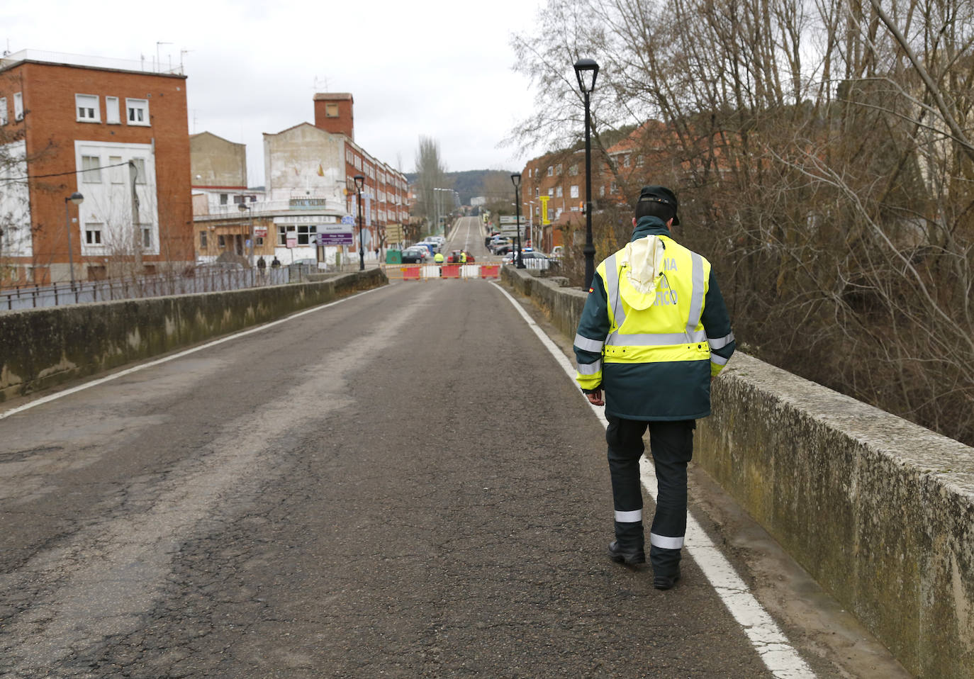 El puente de la localidad palentina de Saldaña ha sufrido graves desperfectos tras derrumbarse parte de su estructura. 