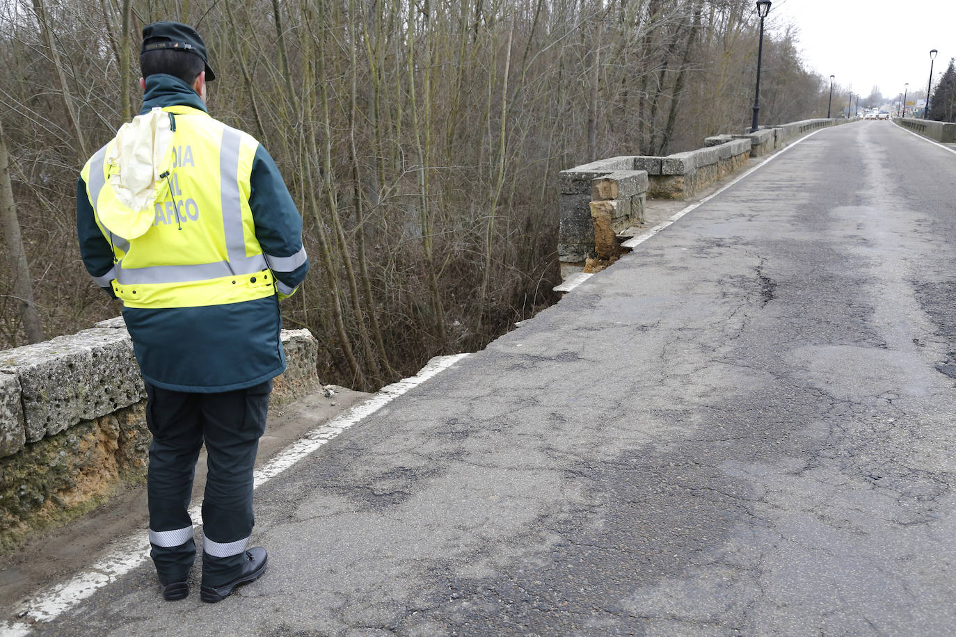 El puente de la localidad palentina de Saldaña ha sufrido graves desperfectos tras derrumbarse parte de su estructura. 