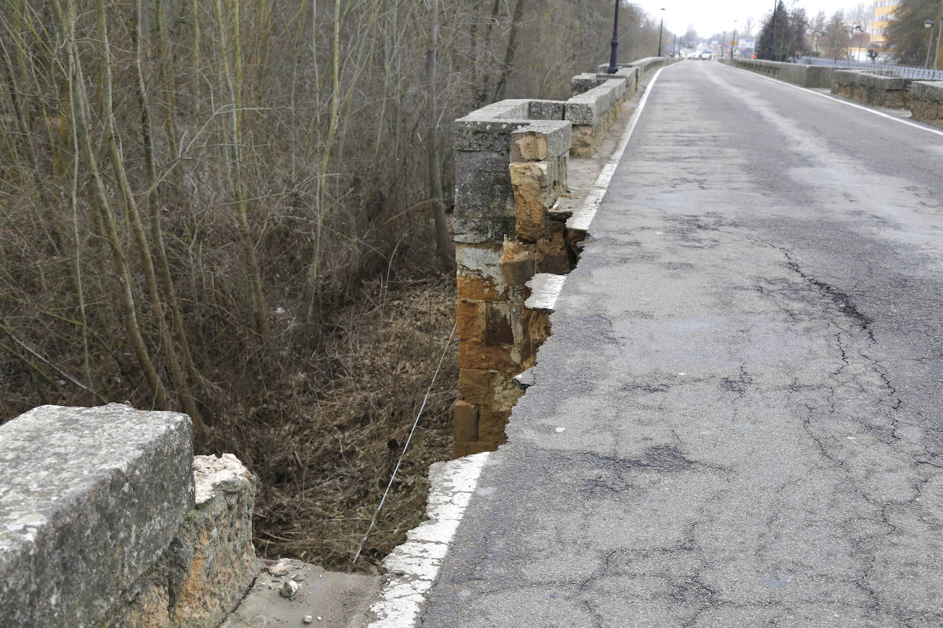 El puente de la localidad palentina de Saldaña ha sufrido graves desperfectos tras derrumbarse parte de su estructura. 