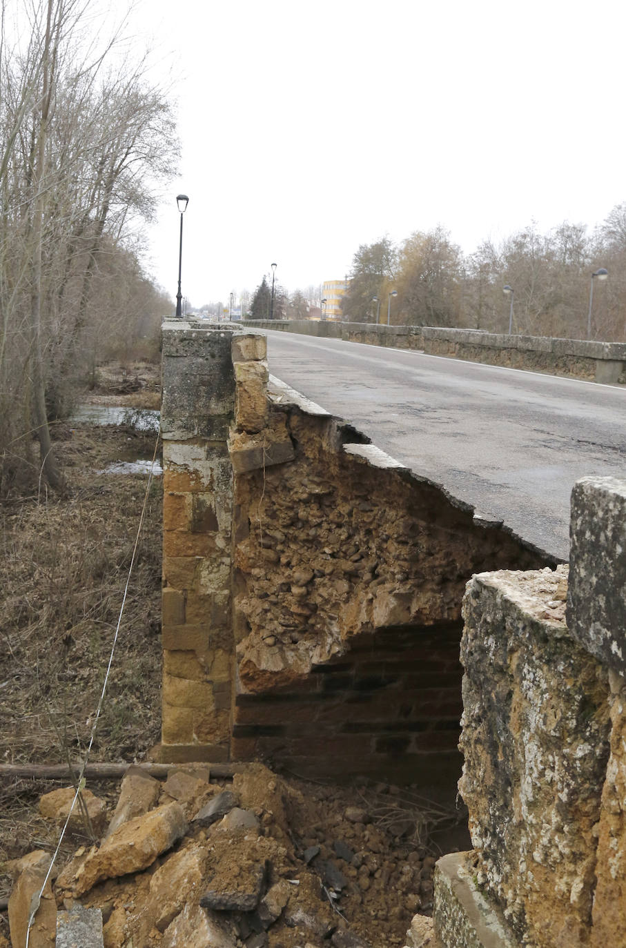 El puente de la localidad palentina de Saldaña ha sufrido graves desperfectos tras derrumbarse parte de su estructura. 