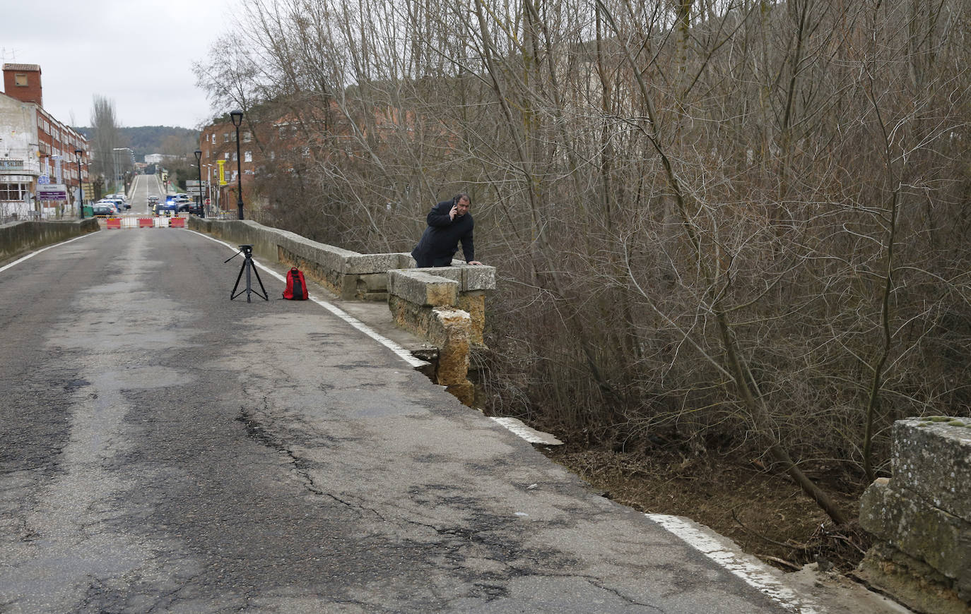 El puente de la localidad palentina de Saldaña ha sufrido graves desperfectos tras derrumbarse parte de su estructura. 