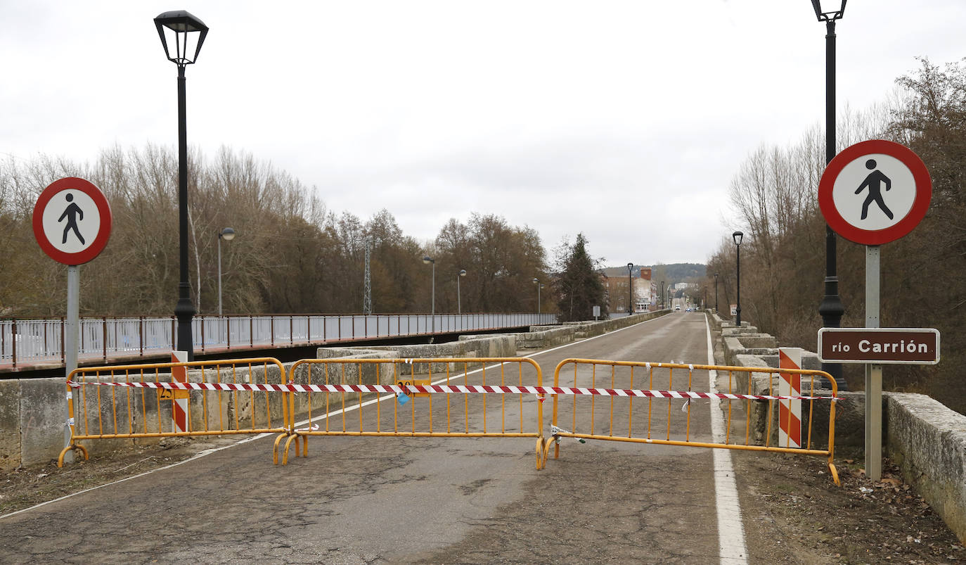 El puente de la localidad palentina de Saldaña ha sufrido graves desperfectos tras derrumbarse parte de su estructura. 