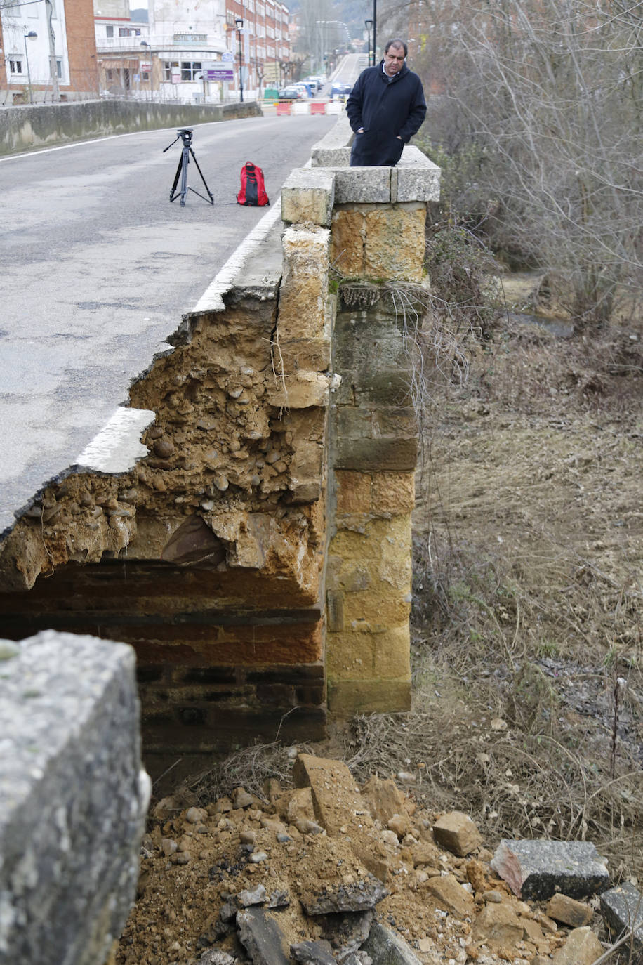 El puente de la localidad palentina de Saldaña ha sufrido graves desperfectos tras derrumbarse parte de su estructura. 