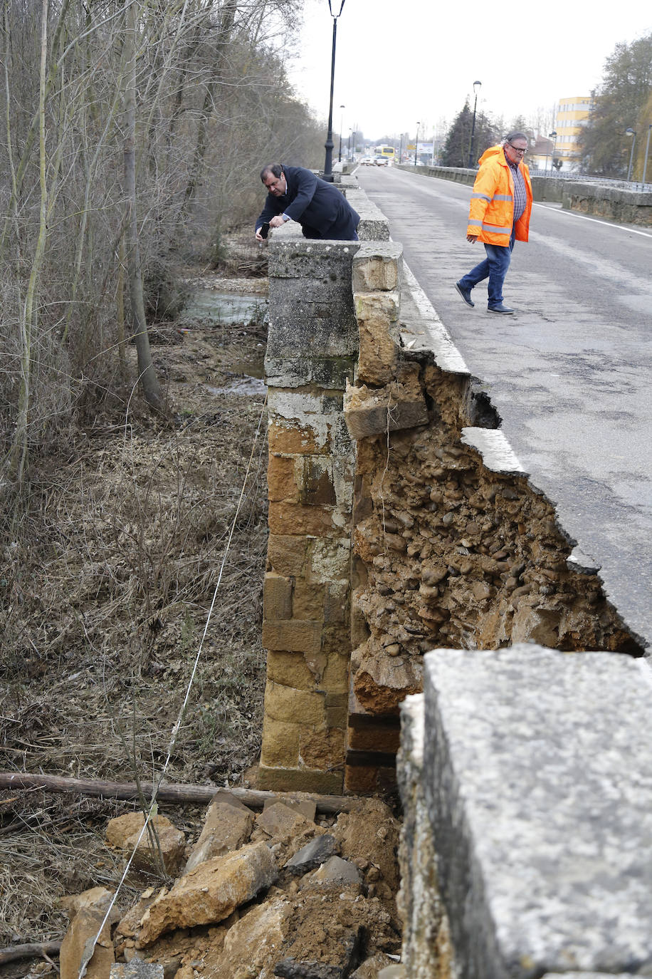 El puente de la localidad palentina de Saldaña ha sufrido graves desperfectos tras derrumbarse parte de su estructura. 