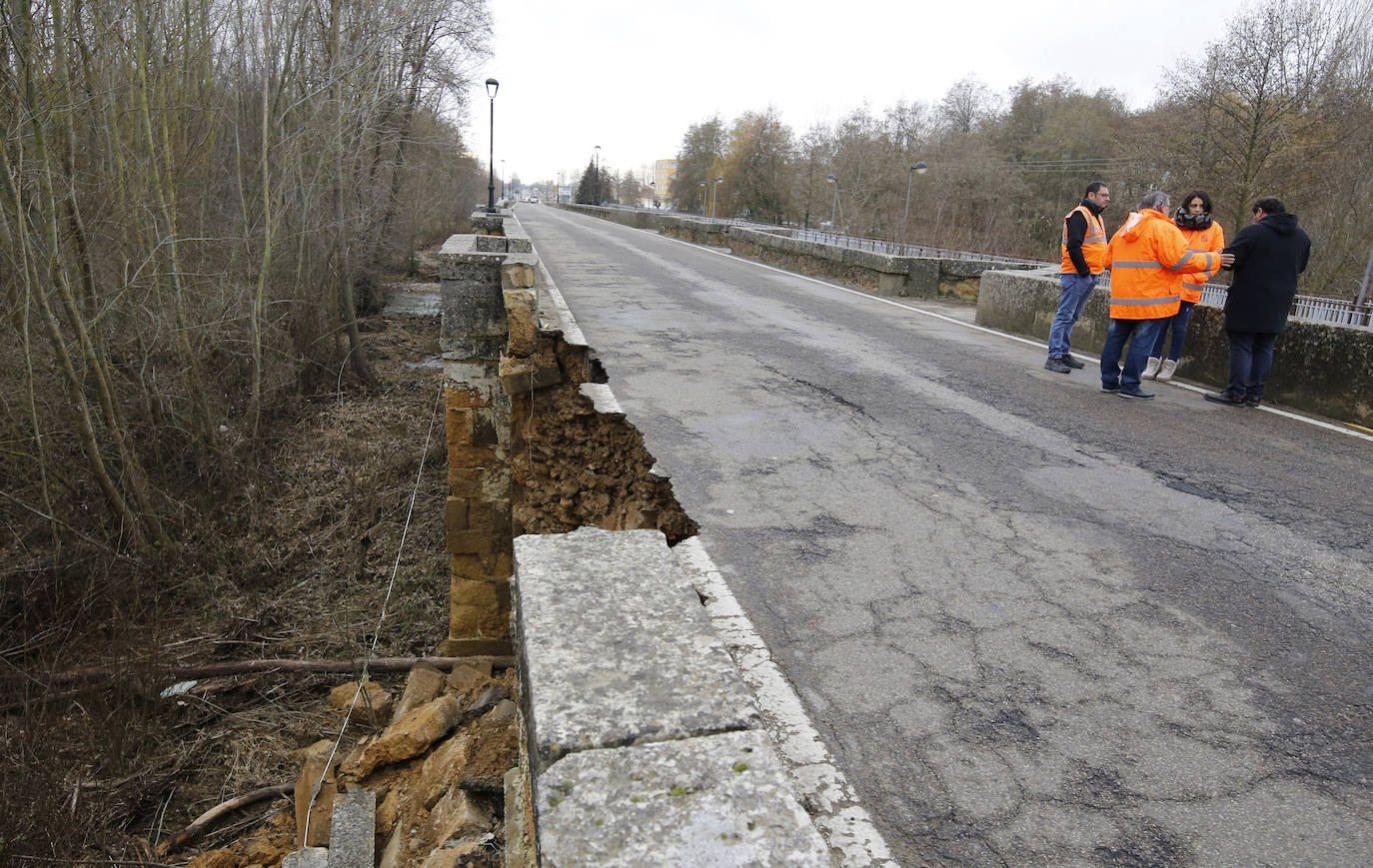 El puente de la localidad palentina de Saldaña ha sufrido graves desperfectos tras derrumbarse parte de su estructura. 