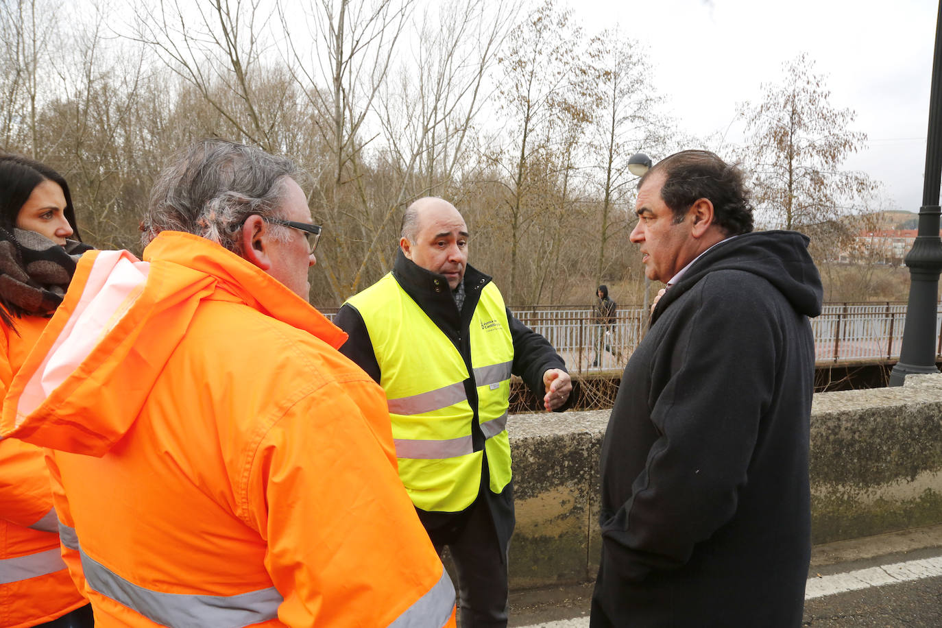 El puente de la localidad palentina de Saldaña ha sufrido graves desperfectos tras derrumbarse parte de su estructura. 