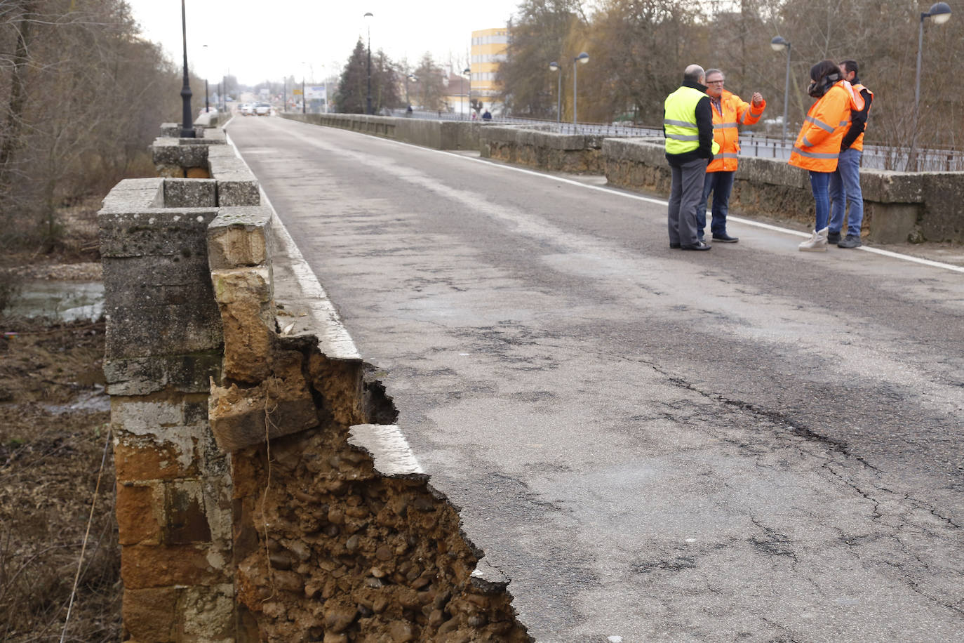 El puente de la localidad palentina de Saldaña ha sufrido graves desperfectos tras derrumbarse parte de su estructura. 