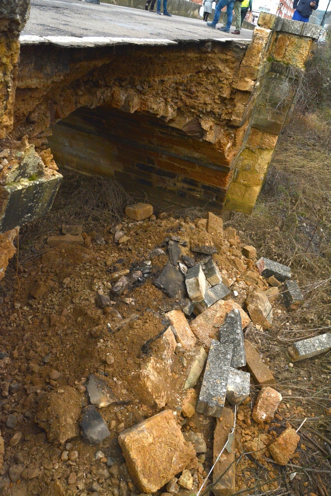 El puente de la localidad palentina de Saldaña ha sufrido graves desperfectos tras derrumbarse parte de su estructura. 