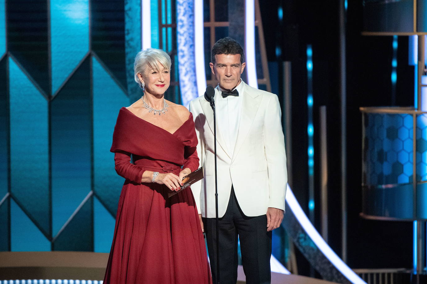 Helen Mirren y Antonio Banderas durante la ceremonia de la edición número 77 de los Globos de Oro.