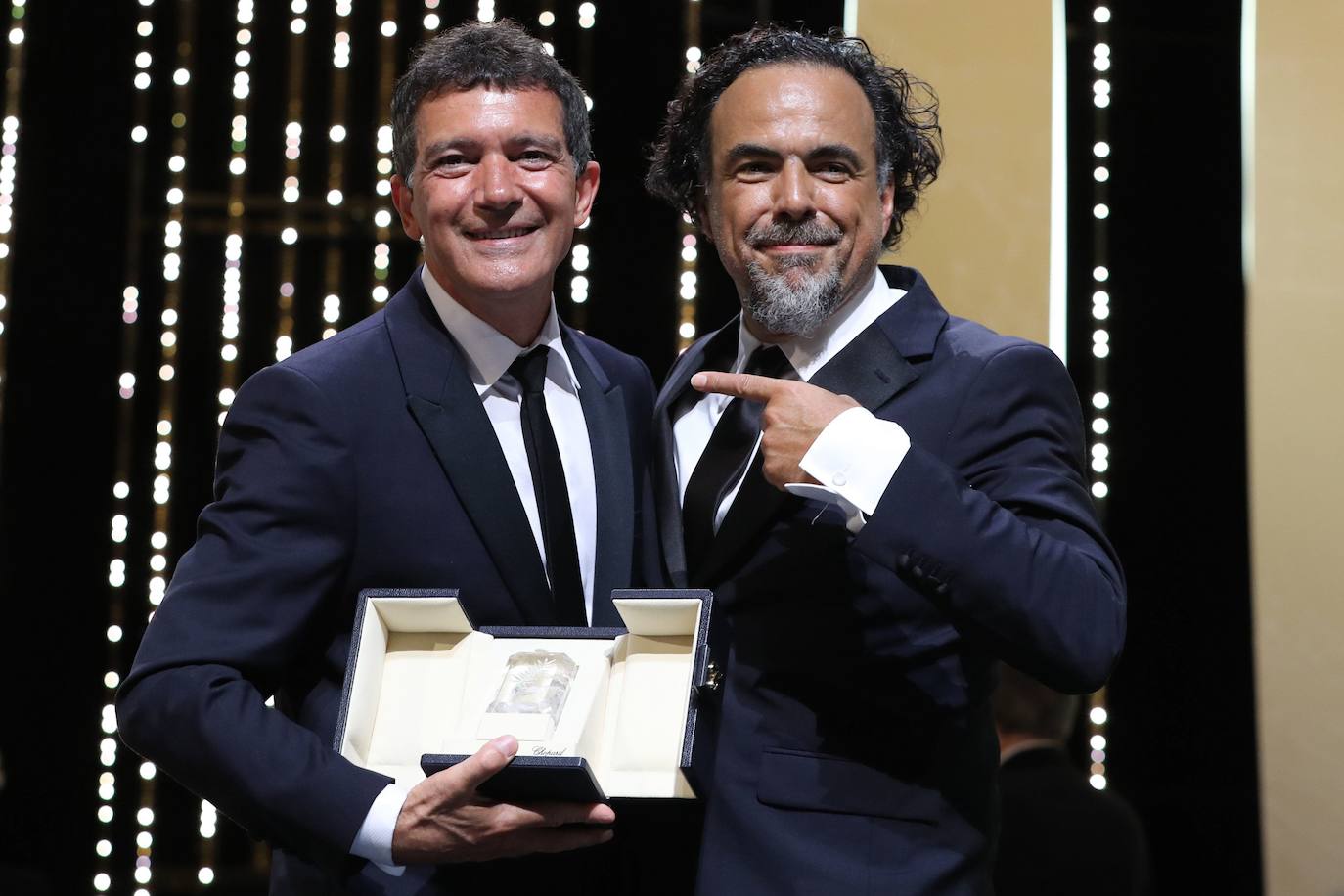 En compañía de Alejandro Gonzalez Inarritu en la recogida del premio al Mejor Actor en Cannes por 'Dolor y gloria'.