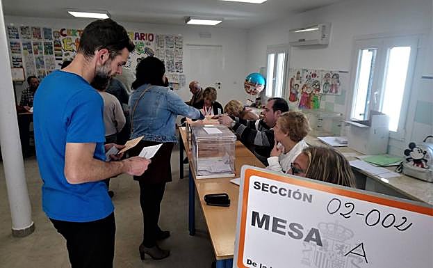 Un colegio electoral, en día de elecciones. 