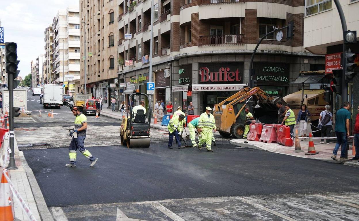 Obras promovidas por el Ayuntamiento para mejorar la avenida de Italia en su cruce con la calle Álvaro Gil. 