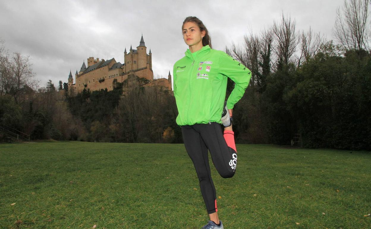 Águeda Muñoz, durante un entrenamiento en Segovia con el Alcázar al fondo.