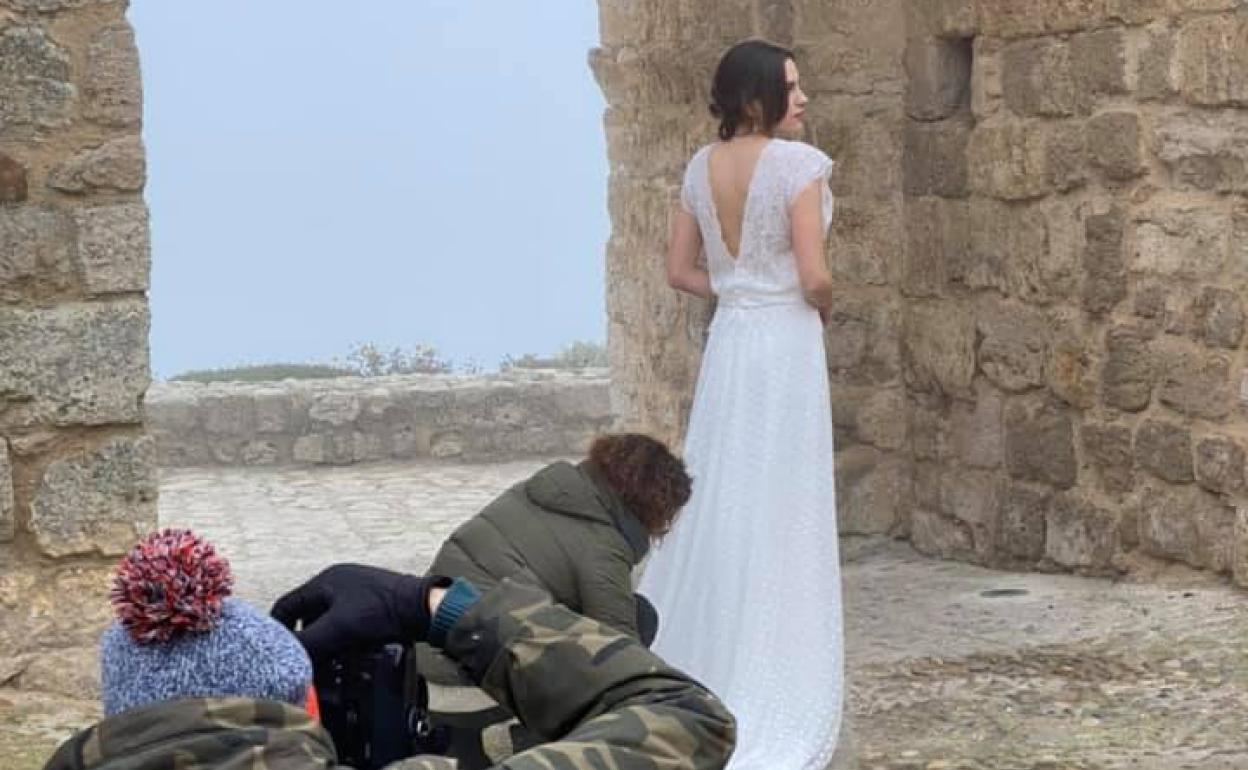 Una modelo posa en muralla con uno de los vestidos de la colección.
