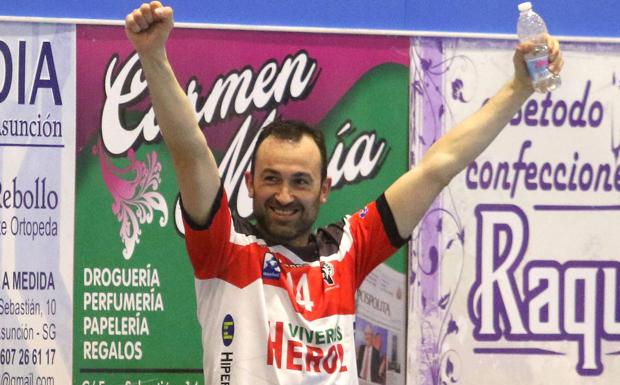 Carlos Villagrán celebra uno de los goles del BM nava en un anterior partido.