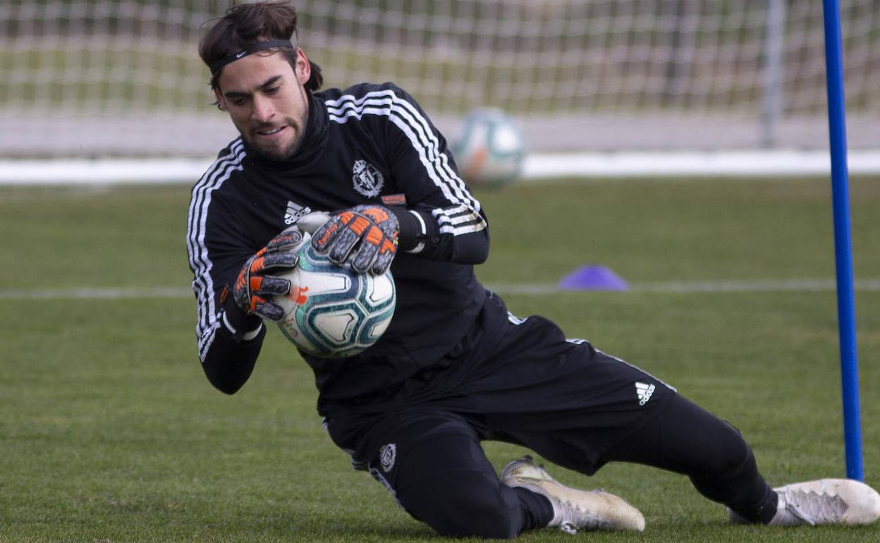 Jose Antonio Caro atrapa la pelota durante el entrenamiento de esta mañana.