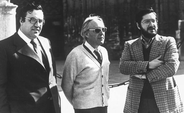 De i a d: El diputado del PSOE Gregorio Peces Barba, el senador del PSOE Pedro Gómez Bosque y el diputado del PSOE Juan Colino Salamanca durante las elecciones del 15 de junio de 1977 en Valladolid.