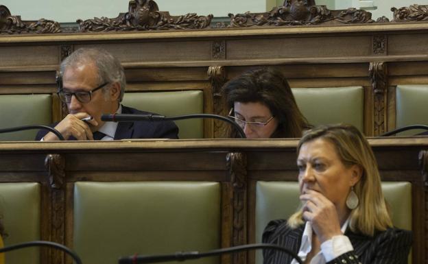 El concejal José Antonio Martínez-Bermejo y la presidenta del grupo municipal Popular, Pilar del Olmo, durante el pleno de esta mañana.