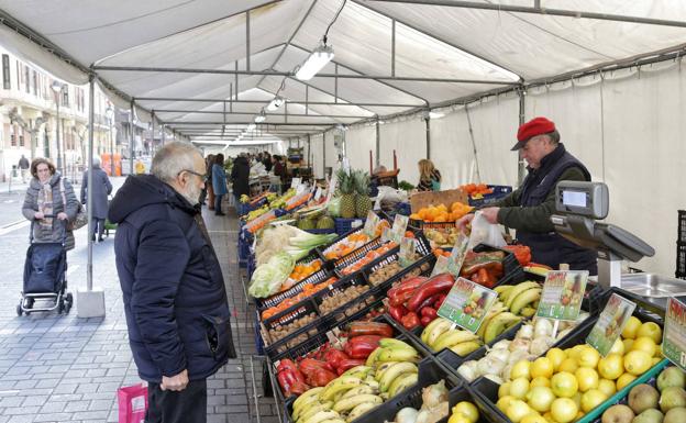 El mercado de frutas de Valladolid ya ofrece su género en la calle Muro