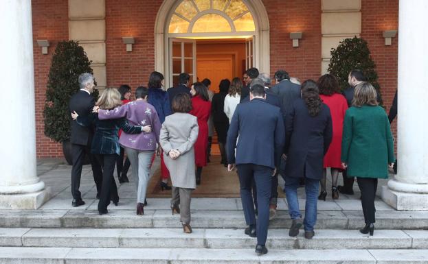 El presidente del Gobierno, los cuatro vicepresidentes y los 18 ministros entran, en La Moncloa tras la foto de familia. 