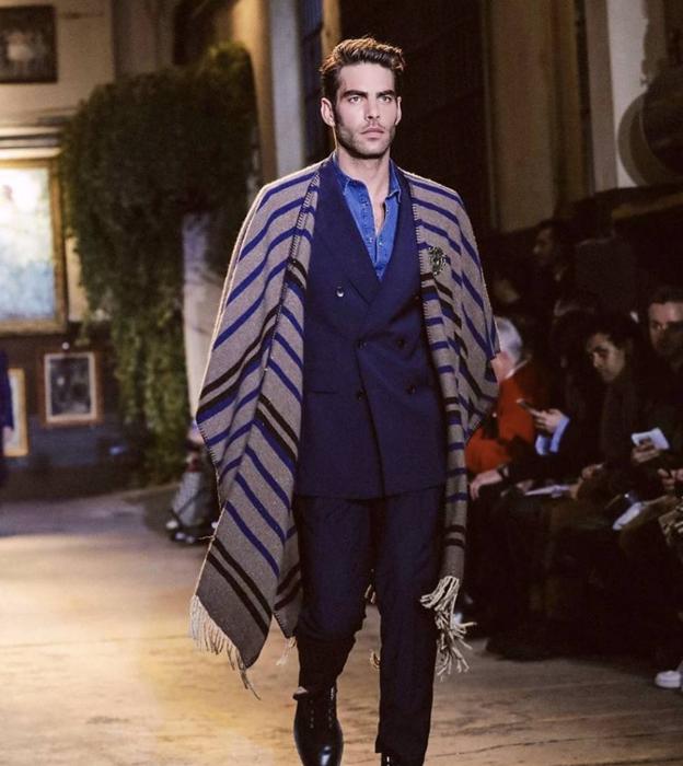 Jon Kortajarena desfila sobre la pasarela.