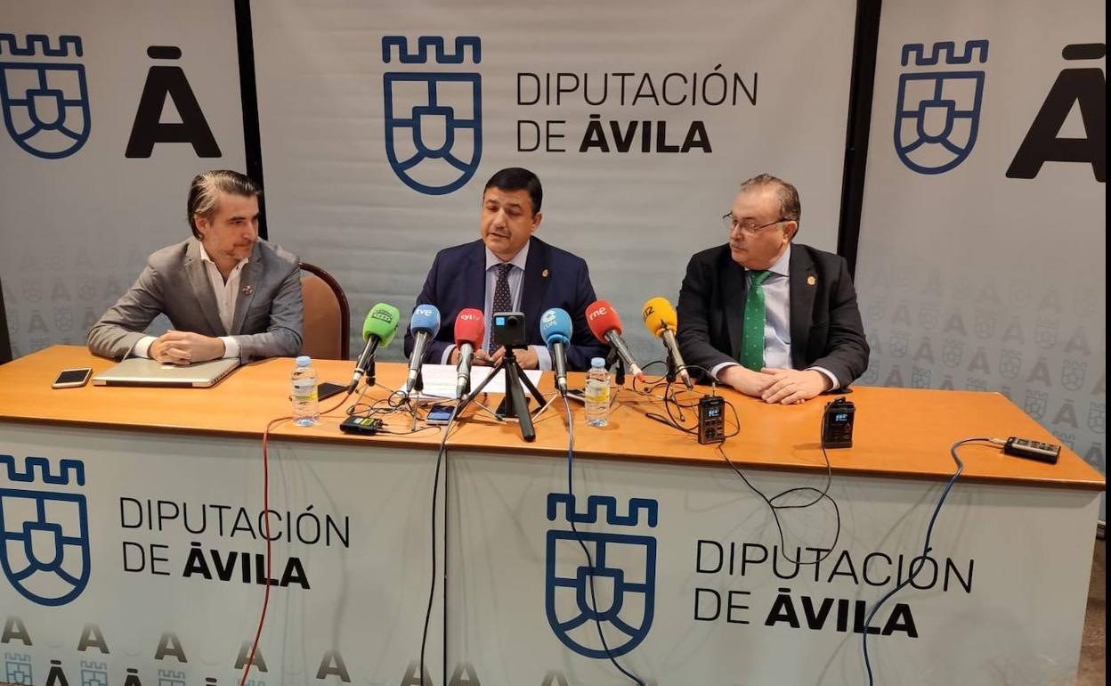 El vicepresidente de Startup Village, Gonzalo Rodríguez (i), el presidente de la Diputación de Ávila, Carlos García (c), y el vicepresidente de la institución, Pedro Cabrero (d), en la presentación de la Conferencia.