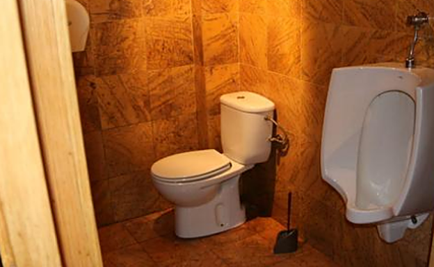 Baño en el que pasó la noche David.