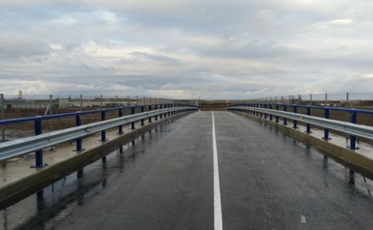 Obras ejecutadas en el paso superior sobre la A-6 en Castrogonzalo. 