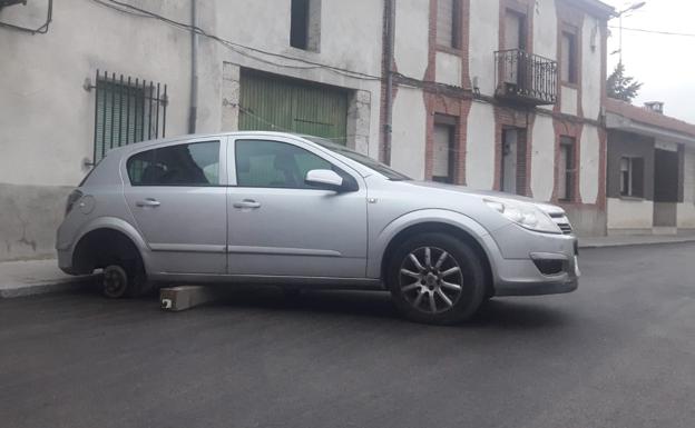 El coche, en una calle de Adrados.