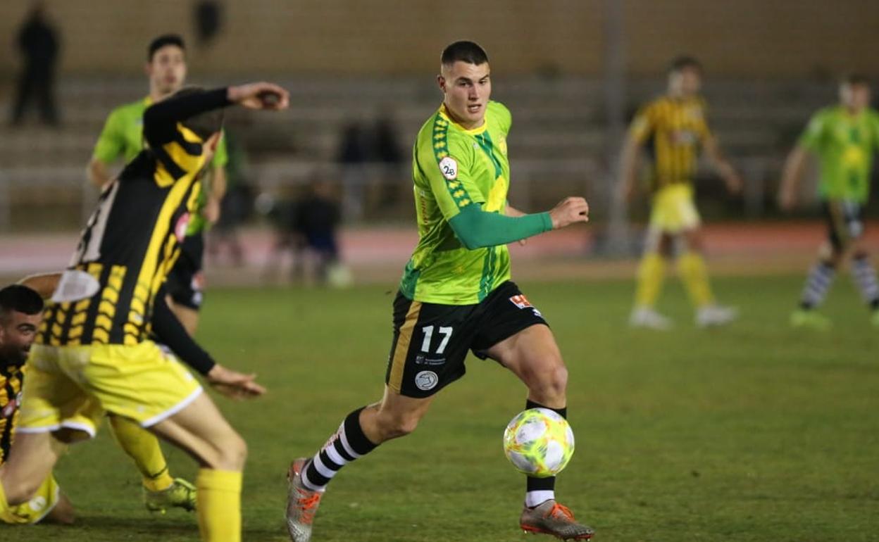 El debutante Óscar González se lleva un balón ante varios rivales del Barakaldo. 