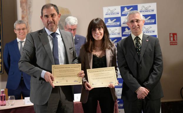 Juan Carlos Merino, tutor, con Estefanía Rodríguez y Alfonso Redondo. 