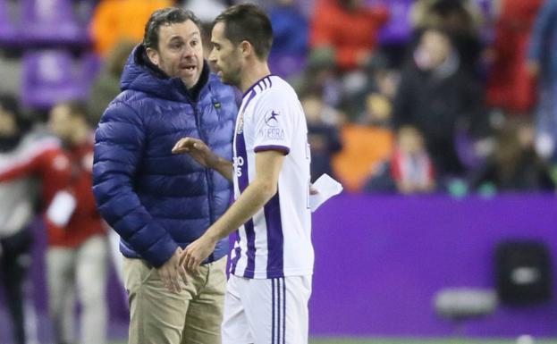 Sergio y Míchel hablan durante un partido. 