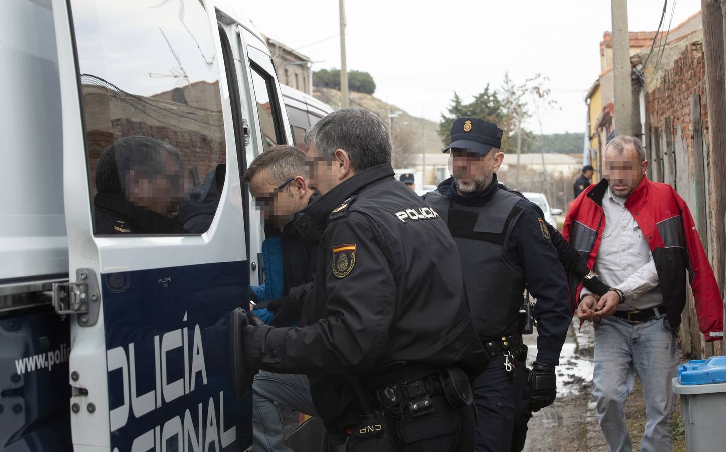 La labor conjunta de la Policía Nacional y la Guardia Civil ha llevado a los agentes a detener a seis sospechos y a relizar hasta cinco registros simultáneos tanto en la capital como en tres pueblos de la provincia