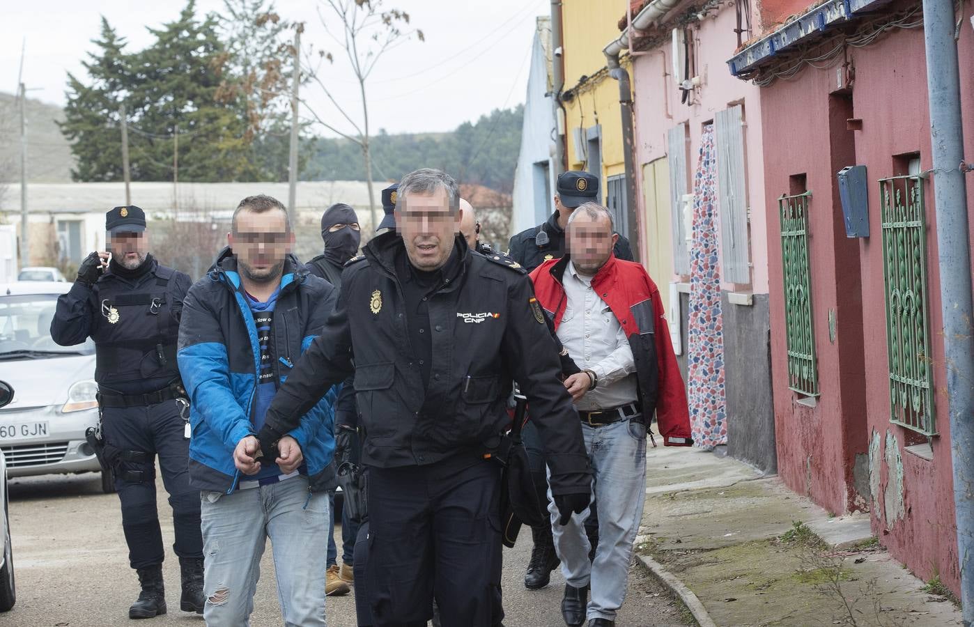 La labor conjunta de la Policía Nacional y la Guardia Civil ha llevado a los agentes a detener a seis sospechos y a relizar hasta cinco registros simultáneos tanto en la capital como en tres pueblos de la provincia