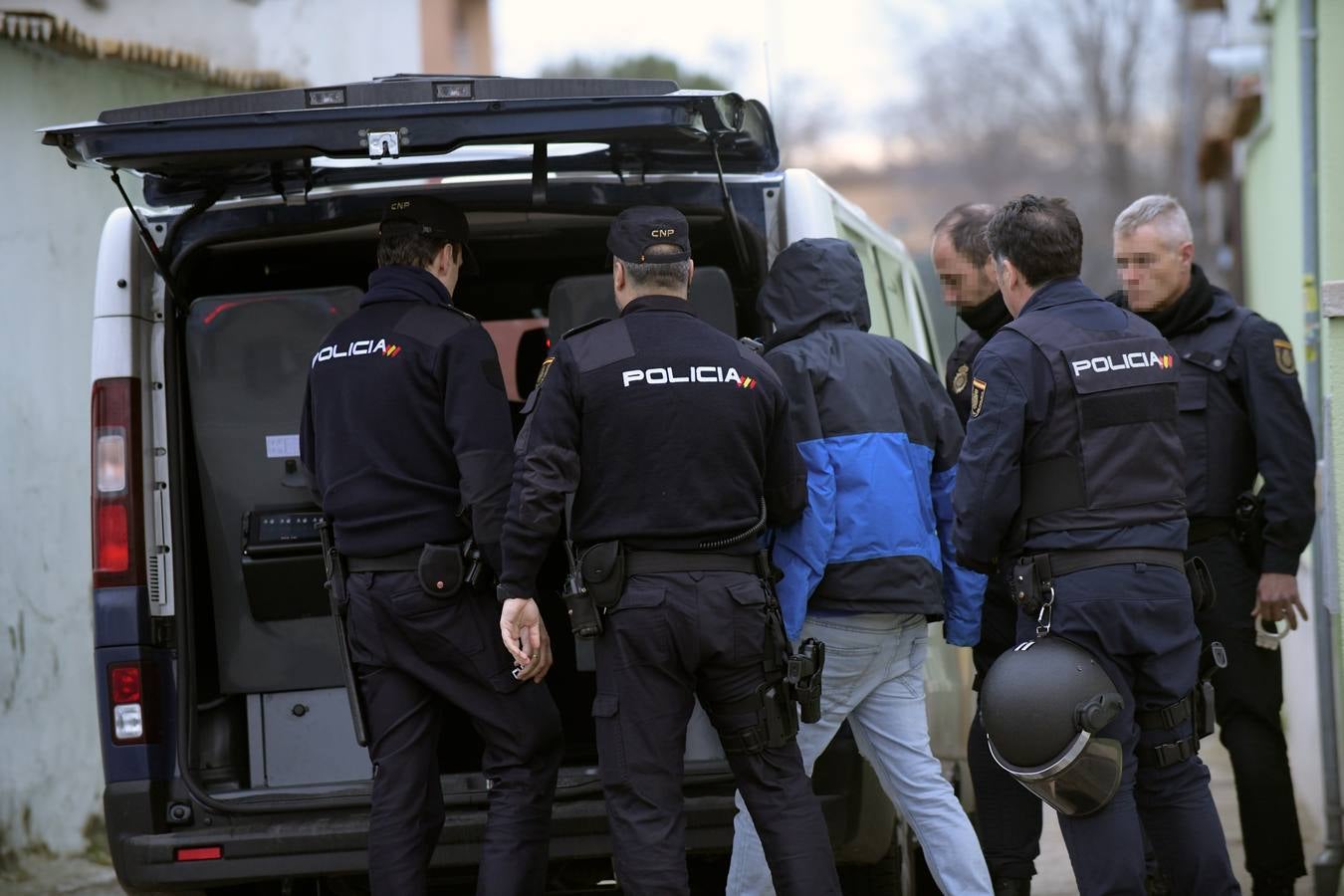 La labor conjunta de la Policía Nacional y la Guardia Civil ha llevado a los agentes a detener a seis sospechos y a relizar hasta cinco registros simultáneos tanto en la capital como en tres pueblos de la provincia