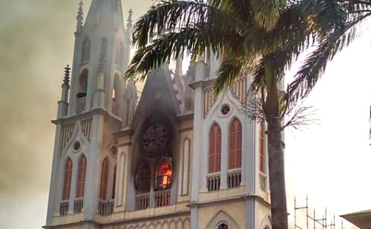 La llamas asoman por la fachada de al catedral de Malabo, que se incendió el pasado miércoles por la tarde. 