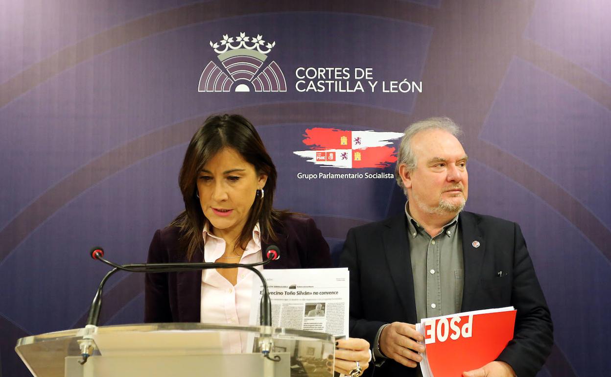 Los socialistas Ana Sánchez y José Francisco Martín, ayer en una comparecencia para analizar el auto sobre la Perla Negra.