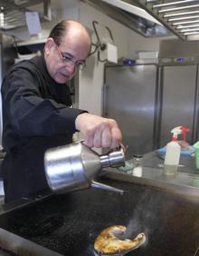 Imagen secundaria 2 - Arriba, José Luis Gil, de La Tahona, en el Concurso Nacional de Pinchos de 2016. Abajo a la izquierda, con unos clientes, y a la derecha, en la cocina de La Tahona. 