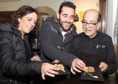 Imagen secundaria 1 - Arriba, José Luis Gil, de La Tahona, en el Concurso Nacional de Pinchos de 2016. Abajo a la izquierda, con unos clientes, y a la derecha, en la cocina de La Tahona. 