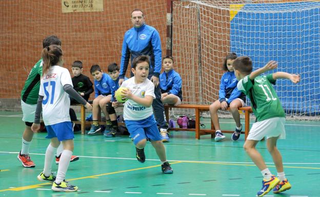 El jugador del Aula trata de avanzar en ataque. 