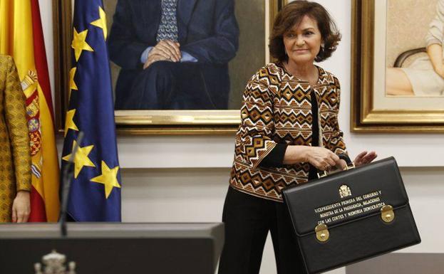 Carmen Calvo con su cartera ministerial.