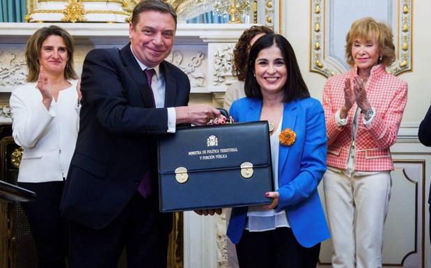 Carolina Darias recibiendo la cartera ministerial de mano de Luis Planas.