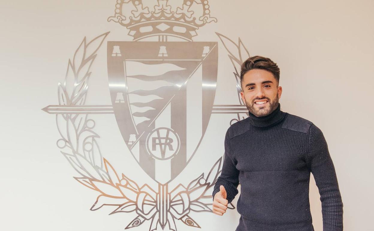 Fran Sánchez, con el escudo del Real Valladolid al fondo. 