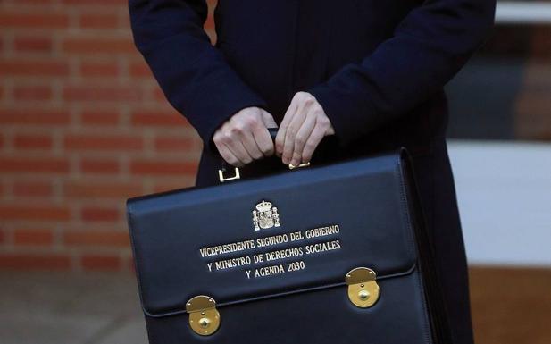 Las manos de Pablo Iglesias sujetan la cartera que simboliza su vicepresidencia.