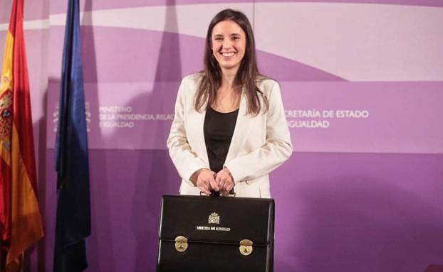 Irene Montero con su cartera ministerial.